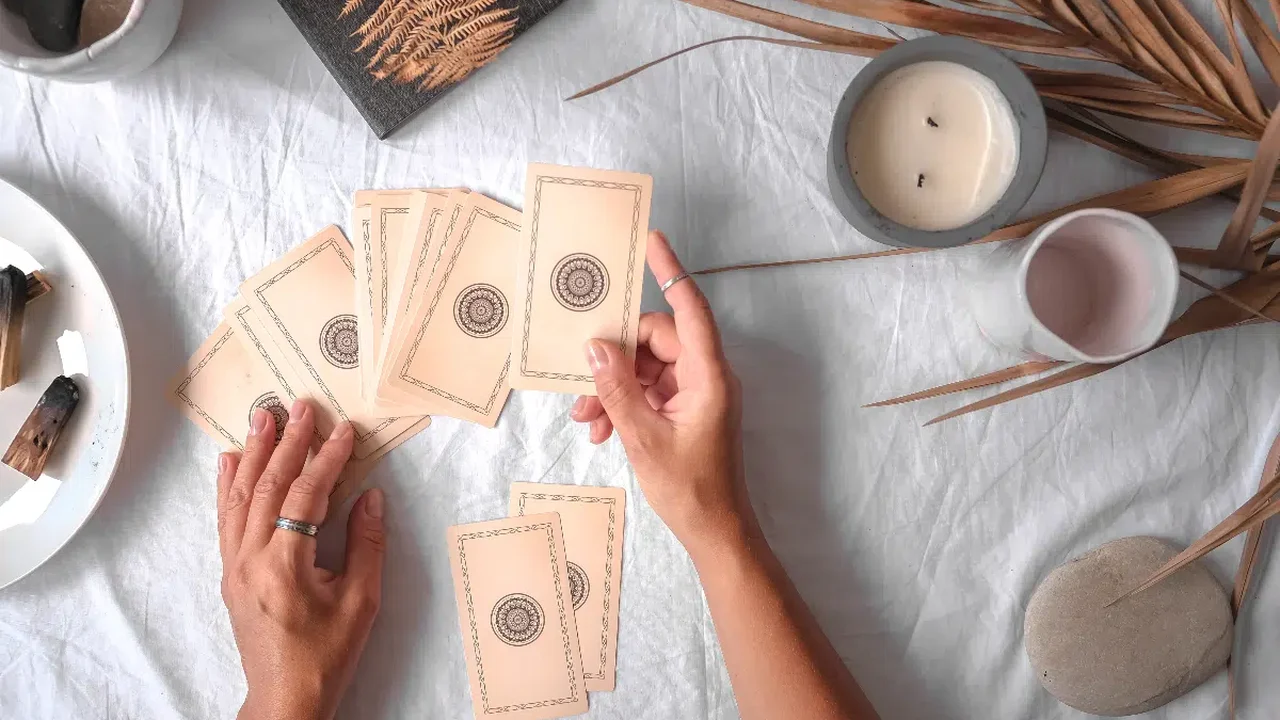 Tarot mensal: previsões para os 12 signos em setembro de 2026