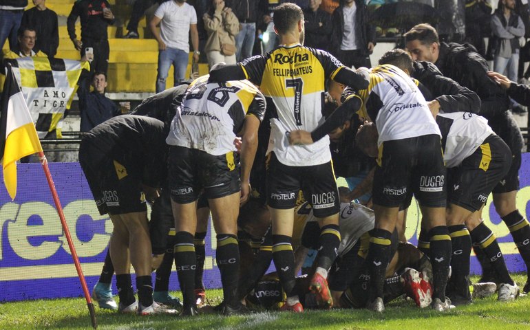 Criciúma vence Vitória e embola a disputa pelo acesso na Série B