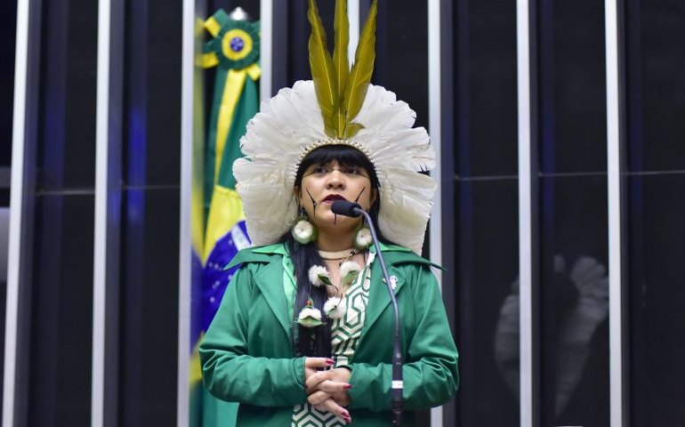 Indígenas classificam marco temporal de genocídio e protestam contra votação na Câmara