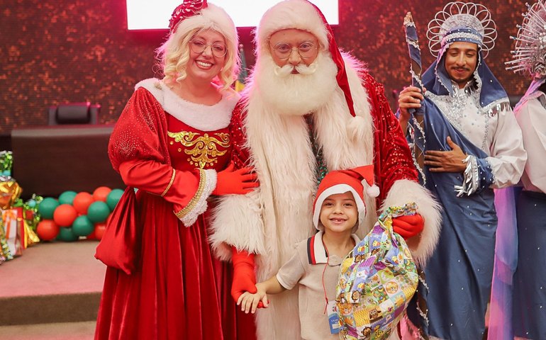 Crianças da rede estadual recebem presentes do projeto Natal Solidário