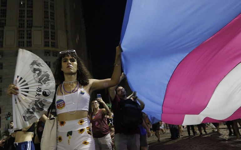 População trans se opõe à nova idade mínima para terapia hormonal