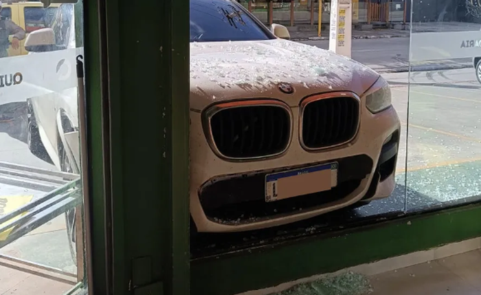 Médico bate com carro de luxo em supermercado e é preso em flagrante Médico bate com carro de luxo em supermercado e é preso em flagrante