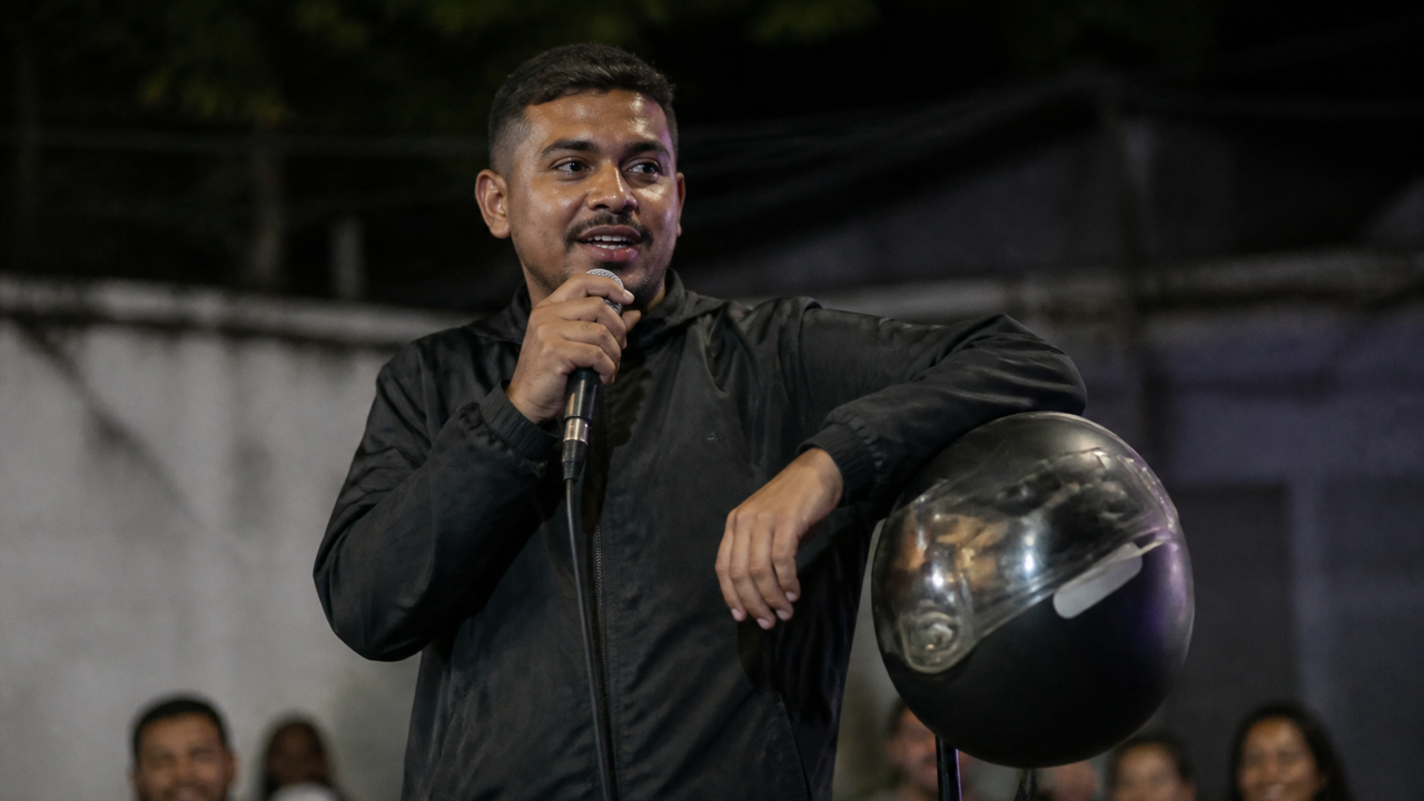 Motoboy transforma perrengues das ruas em show de humor em Nova Iguaçu