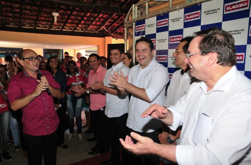 Governador entrega reforma de escola de educação básica em Lagoa da Canoa