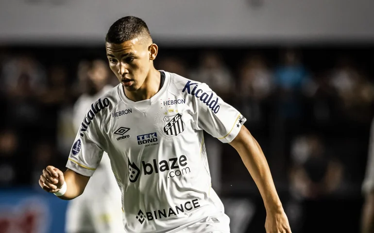 Deivid Washington treina e pode reforçar o Santos contra o Coritiba no Brasileirão