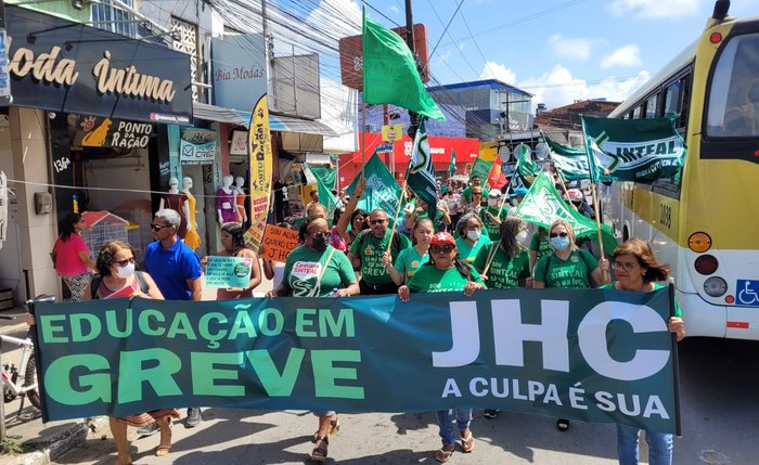 Passeata de servidores da educação de Maceió pelas ruas da cidade