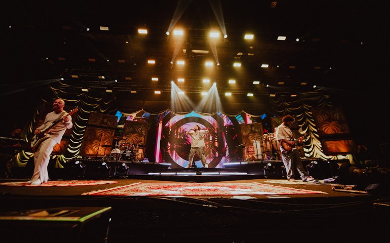 Maneva celebra 20 anos de carreira com audiovisual ao vivo