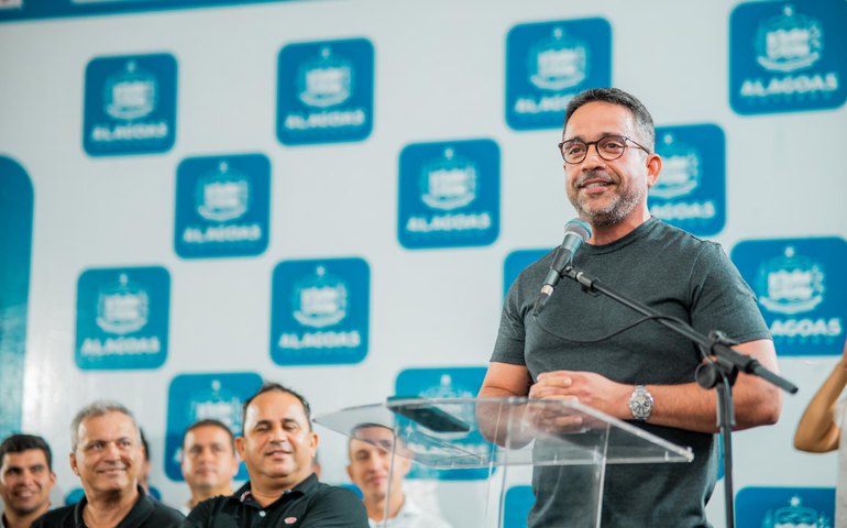 Em Major Isidoro, Paulo Dantas comemora Alagoas livre da aftosa e inaugura obras