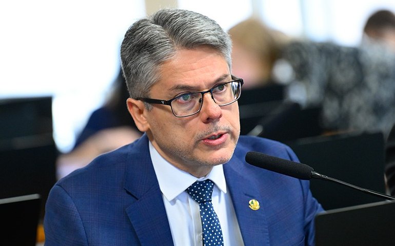 Penas mais duras a crimes praticados com violência vão a Plenário