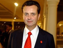 Gilberto Kassab dobrou os joelhos para aceitar Jesus