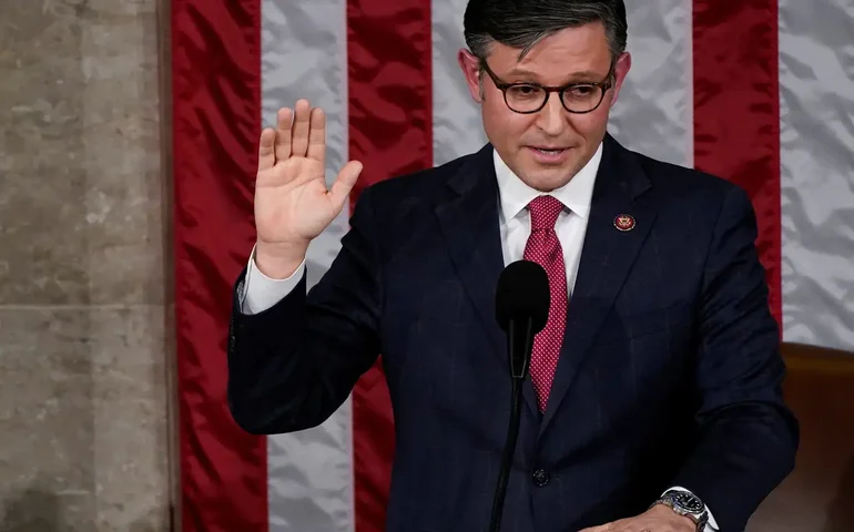 EUA: mais deputados pedem renúncia de presidente da Câmara Mike Johnson, que rejeita