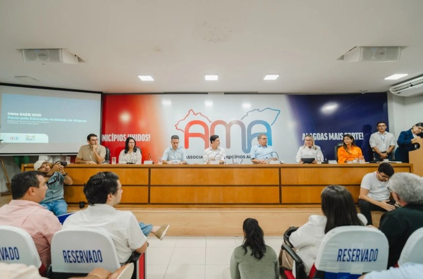 Marcelo Beltrão reúne prefeitos e governador e firma pacto pela Educação