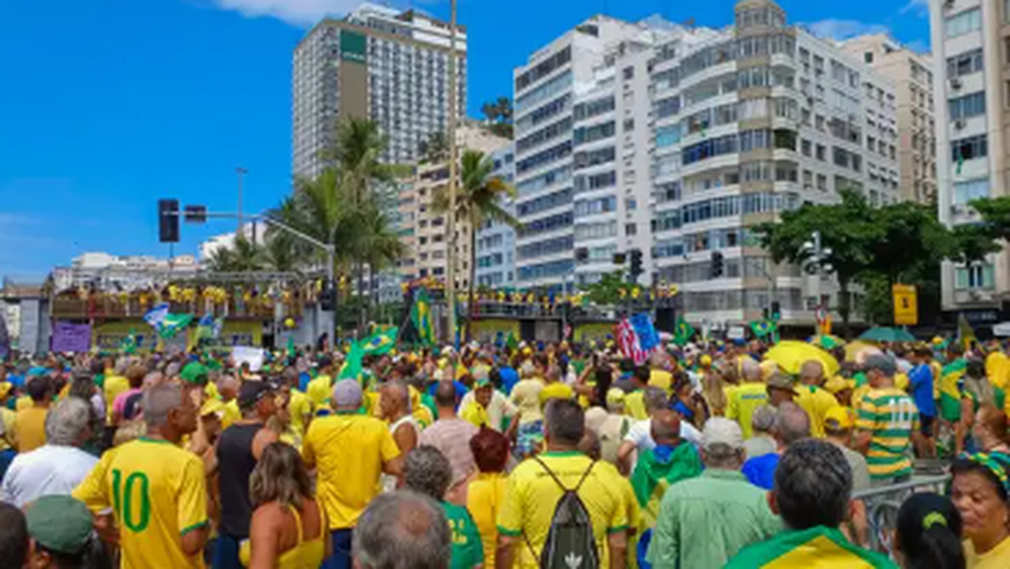 Em ato no Rio de Janeiro, Bolsonaro afirma que não fugirá do país