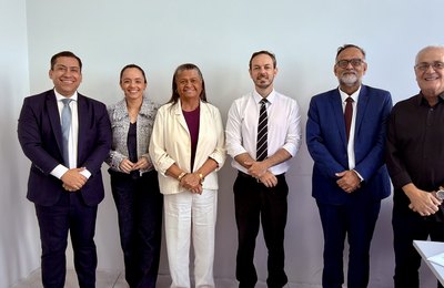 Tia Júlia anuncia novo concurso público em Palmeira