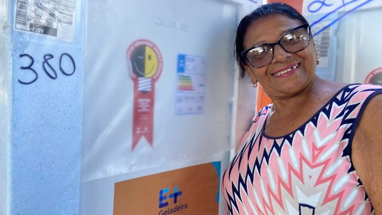 Equatorial entrega 80 geladeiras novas aos sorteados no programa de eficiência energética residentes no Vergel do Lago e Clima Bom
