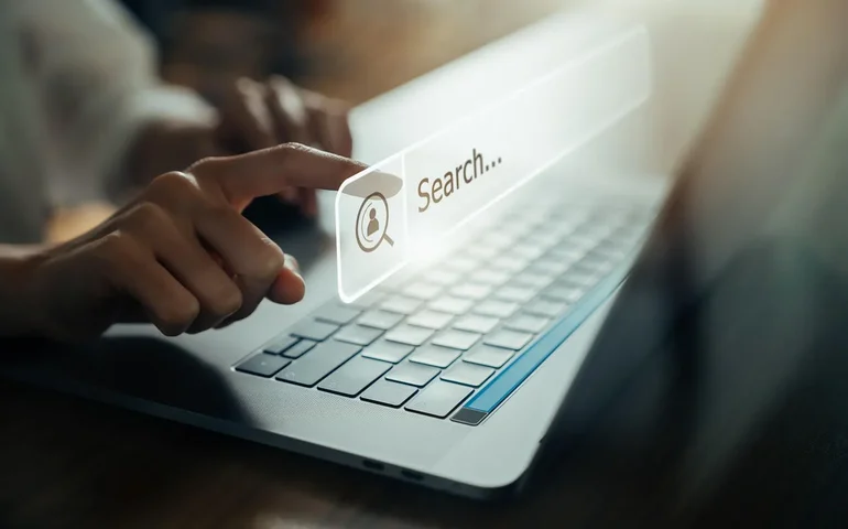 'O que significa?': ranking dos termos digitais mais pesquisados pelos brasileiros em 2025 tem 'TBT', 'spam' e 'dropshipping'