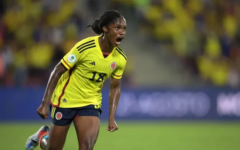 Quem é a artilheira da Colômbia que quase largou o futebol por causa de um câncer e pode enfrentar o Brasil nas oitavas da Copa