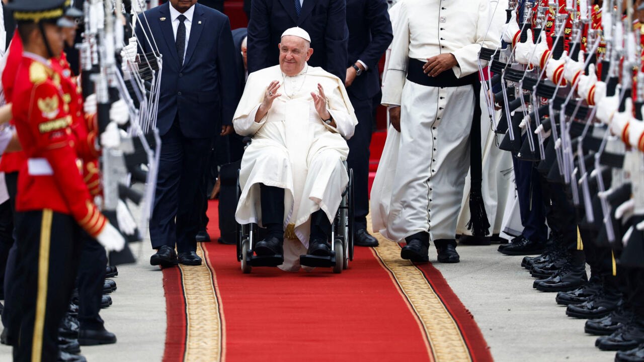 Maior mesquita do Sudeste Asiático: conheça interior de templo visitado pelo Papa Francisco na Indonésia