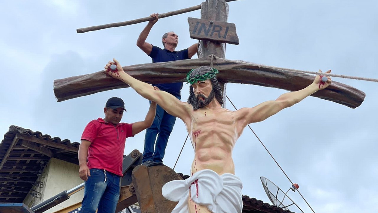 Prefeitura de Anadia instala escultura de Jesus Cristo na cruz com cerca de seis metros de altura