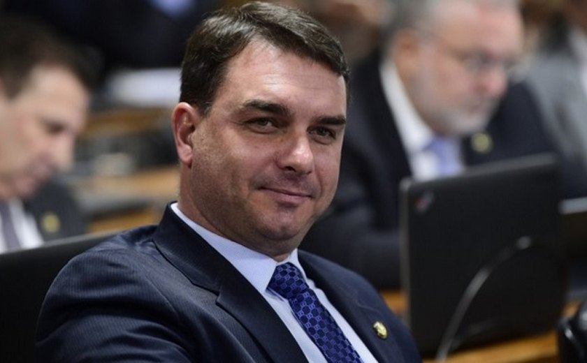 Flávio Bolsonaro admite reunião com Paulo Marinho, mas nega vazamento