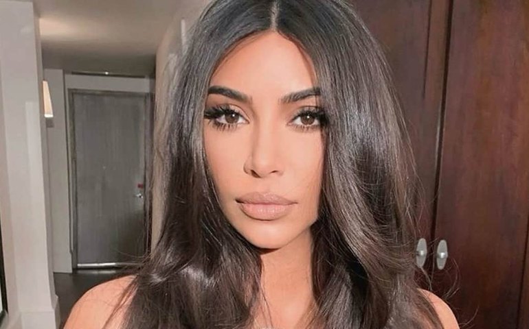 Kim Kardashian é criticada por vender chinelados usados por até R$ 254