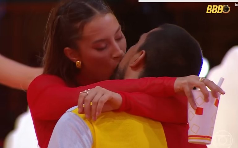 Beijo no palco e clima nos bastidores: Renata e Maike se encontram, mas campeã evita rótulos