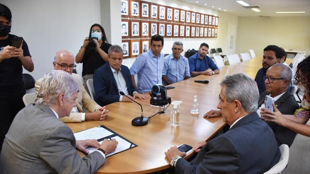 Governador assina ordem de serviço para construção de estradas