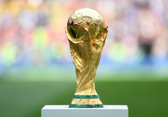 Taça original da Copa do Mundo chega ao Brasil e ficará exposta até domingo