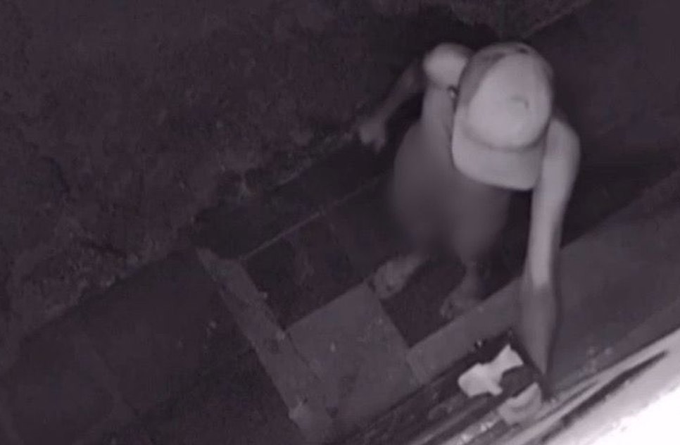 Homem é flagrado tentanto invadir casas totalmente nu em Aracaju / Foto: Foto: Portal A8SE/Reprodução