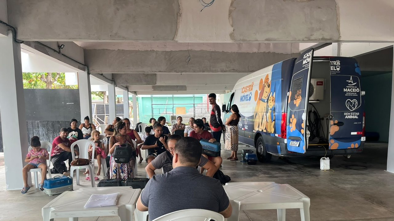 Castramóvel promove castrações de animais comunitários em Guaxuma