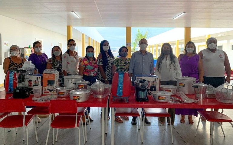 Escolas da Semed Penedo recebem novos equipamentos e material didático