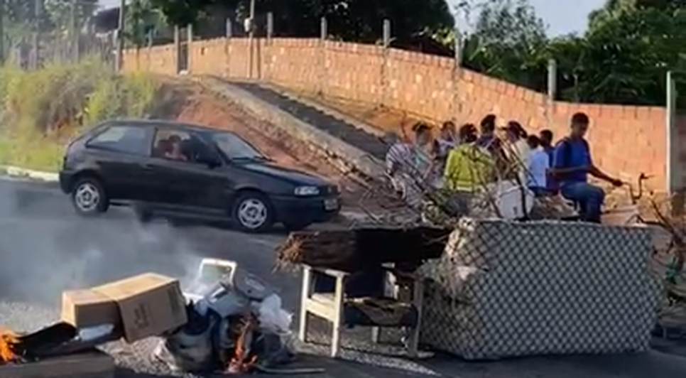 Pais de alunos fecham rodovia com objetos queimados durante manifestação em Itaporanga D'Ajuda