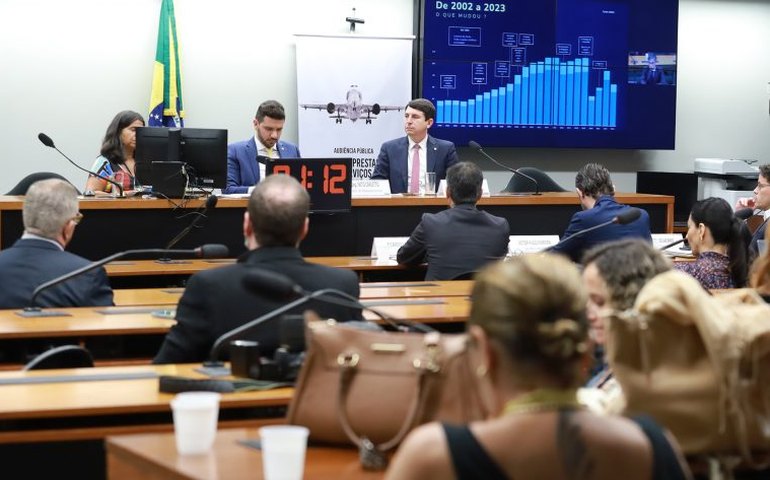 Combustíveis e dólar explicam aumento das passagens, diz associação das empresas aéreas
