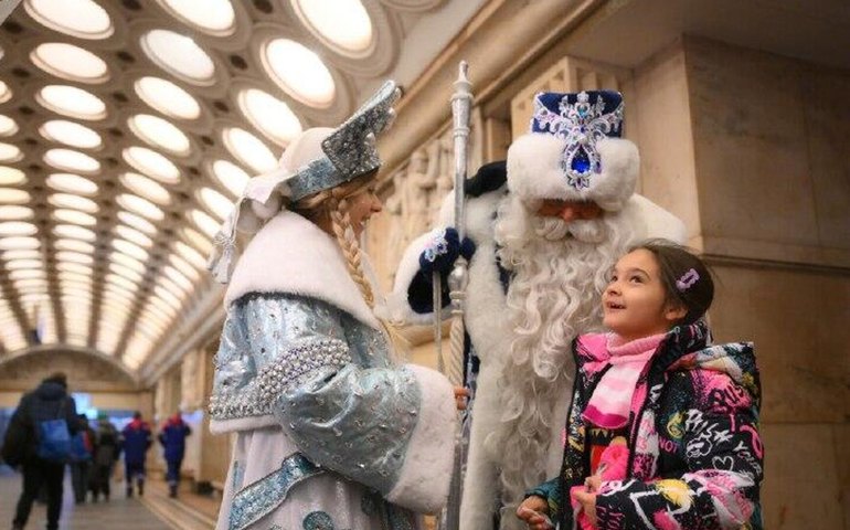 Ded Moroz e Snegurochka surpreendem passageiros do metrô em Moscou