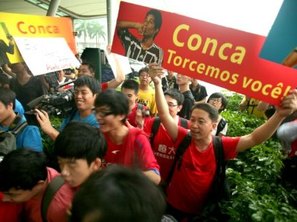 O português dos torcedores chineses não é muito bom, mas valeu a intenção para recepcionar o craque Conca