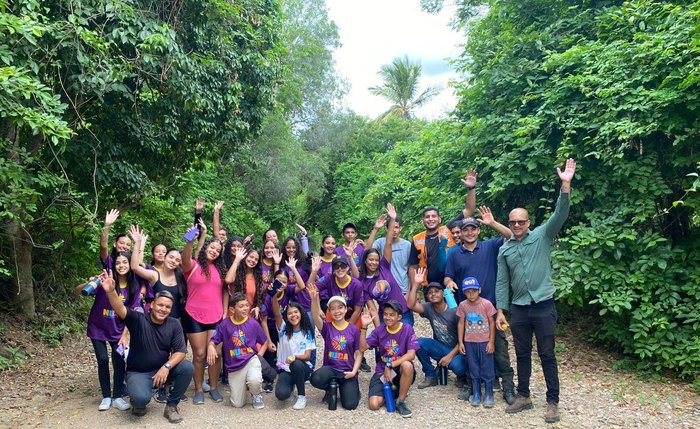 Grupo de alunos em trilha ecológica no Sítio Macacos