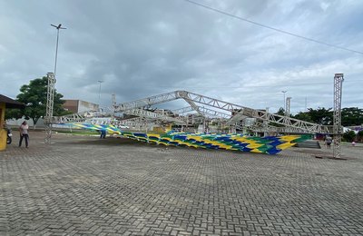Murici: Estrutura para transmissão dos jogos do Brasil na Copa começa a ser montada na Praça Pe. Cícero