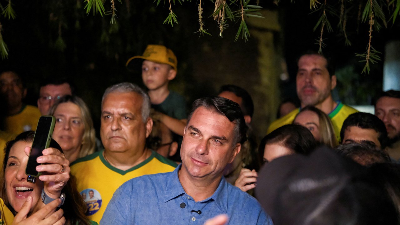 Flávio visita pai em prisão domiciliar e recebe apoios em SP
