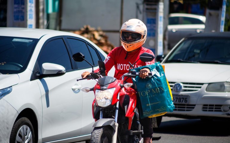 Atenção, motociclistas: veja regras e exigências para trabalhar como motofrete e mototáxi