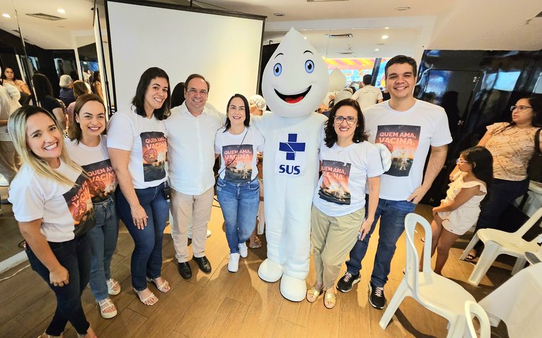 Prefeito Luciano acompanha início da multivacinação de crianças e adolescentes