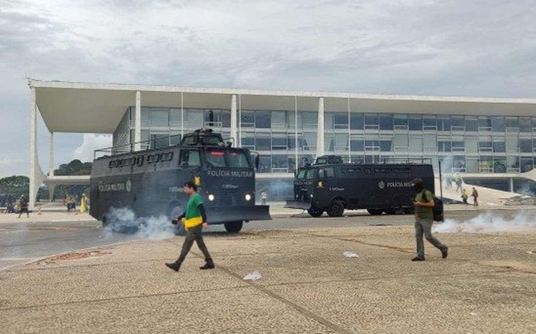 ‘Acabou a brincadeira!’ PM dá rasteira em mulher durante prisões no Planalto
