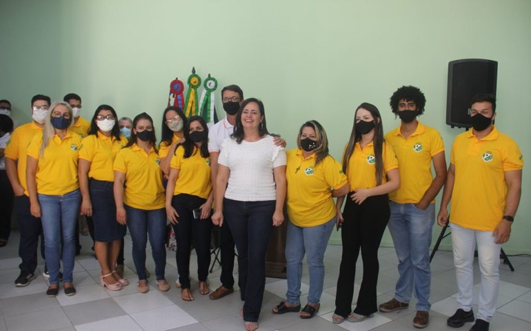 Prefeita Fabiana entrega novos fardamentos a servidores do centro administrativo