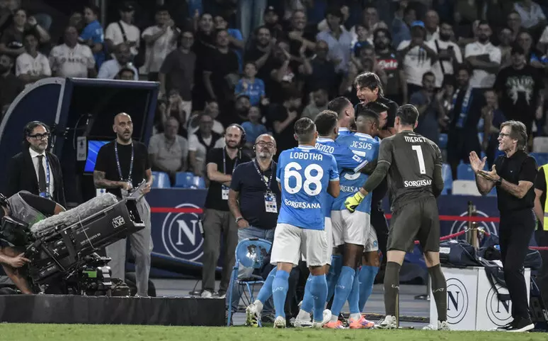 Napoli leva susto, mas vence Pisa e segue com 100% na Série A