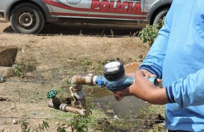 Casal faz operação surpresa para combater furto de água em três municípios