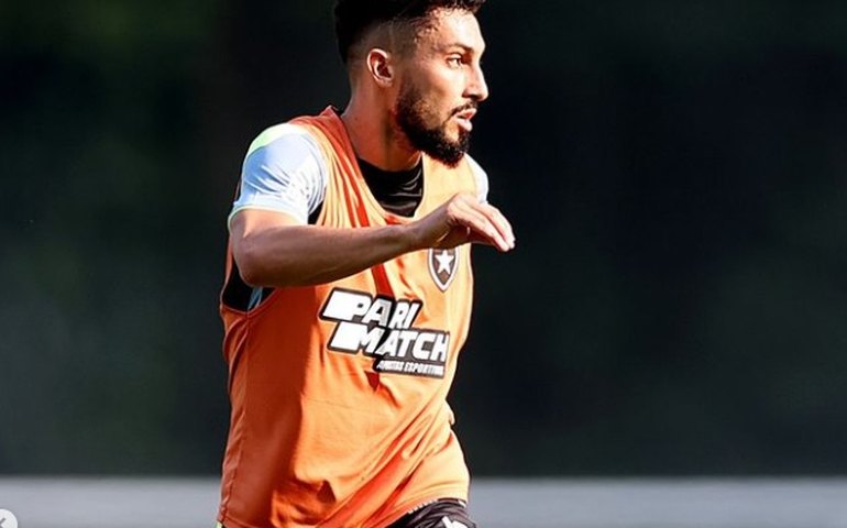 Alex Telles treina 2 dias no Botafogo e diz que quer estrear sábado contra o Corinthians