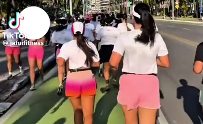 Vídeo mostra homem empurrando mulheres que participavam de corrida na orla de Maceió Vídeo mostra homem empurrando mulheres que participavam de corrida na orla de Maceió