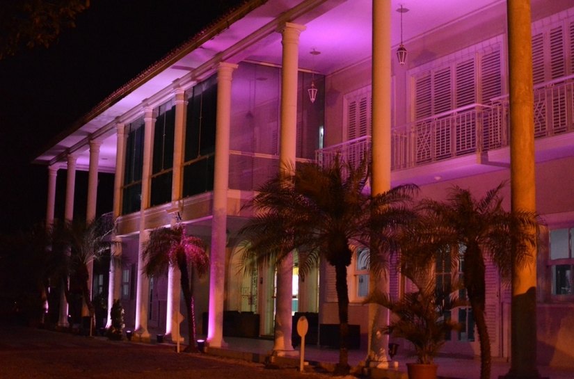 Prédio histórico na Gruta ganha iluminação em apoio ao Outubro Rosa
