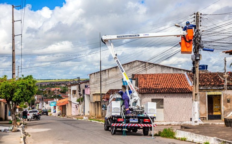 Viver Melhor: Prefeitura inicia instalação de iluminação em LED no bairro Manoel Teles