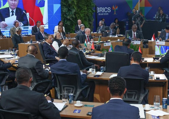 BRICS condena ataques ao Irã e reforça compromisso com multilateralismo em declaração de líderes