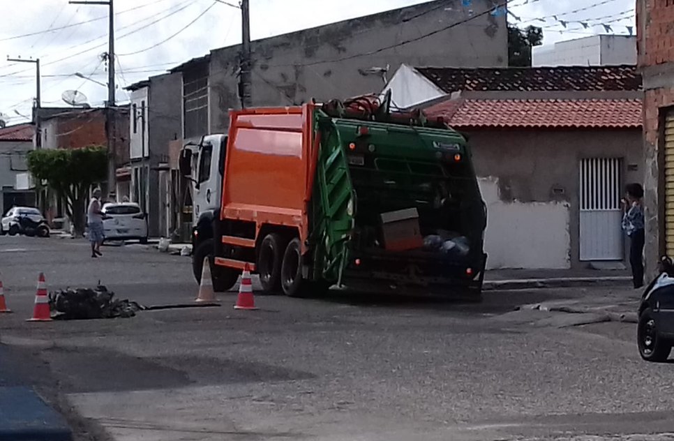 asfalto cede e caminhão cai em buraco